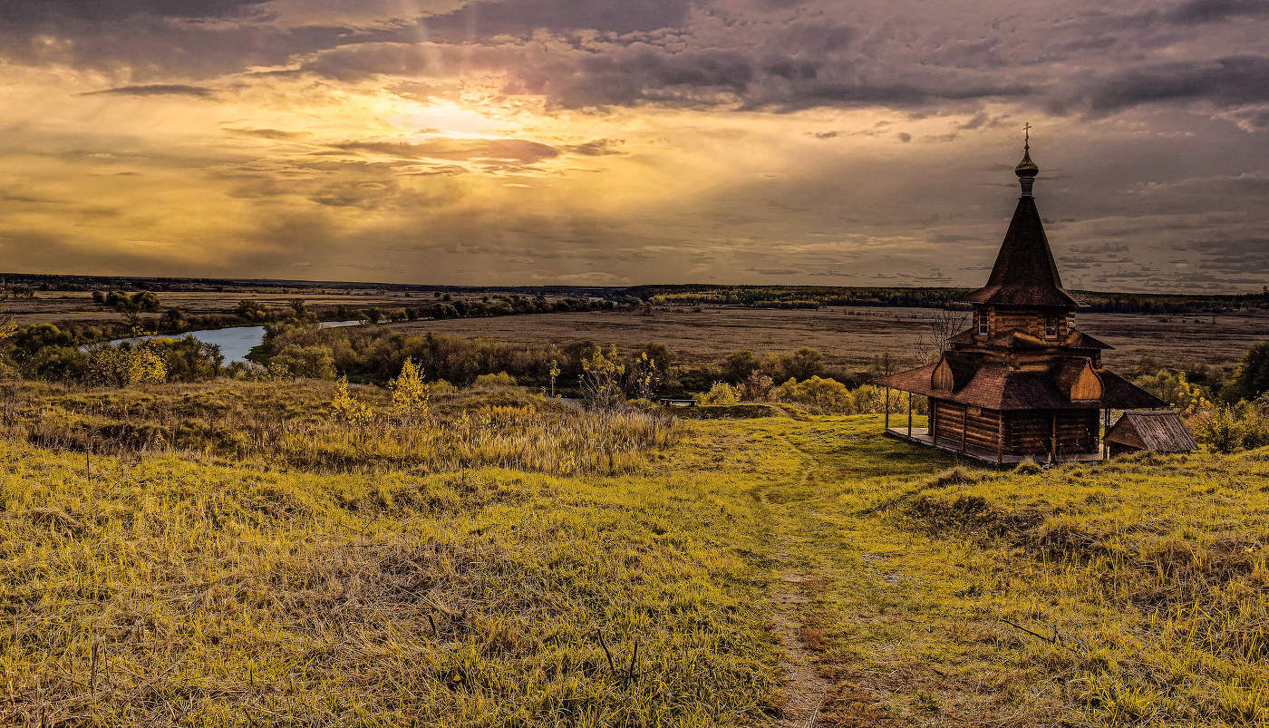 В предзакатных лучах .