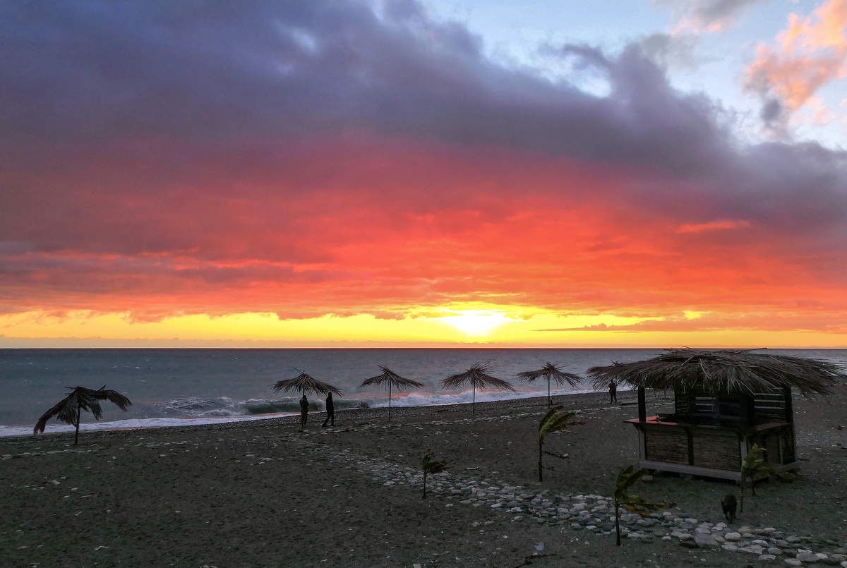 Осенний вечер в Гаграх.