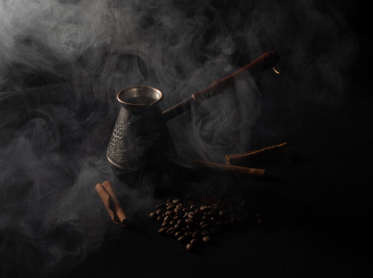 Крепкий, горячий кофе...