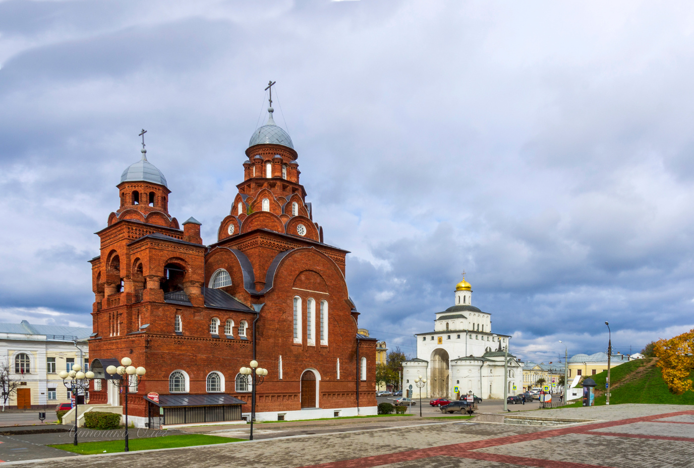 Троицкая старообрядческая церковь и Золотые ворота.