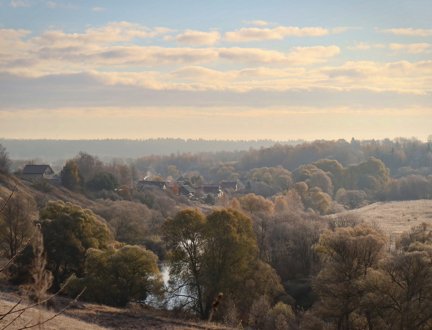 Предзимье. Деревенька у реки