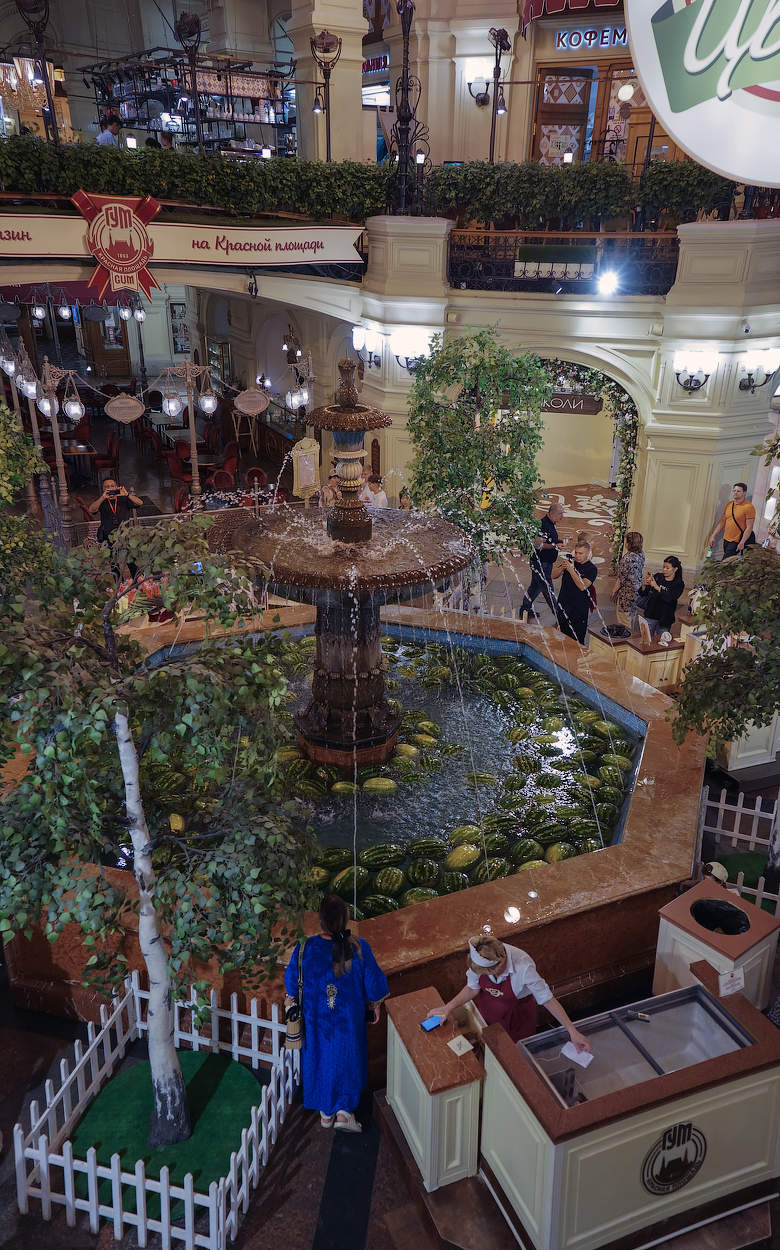 август в ГУМе