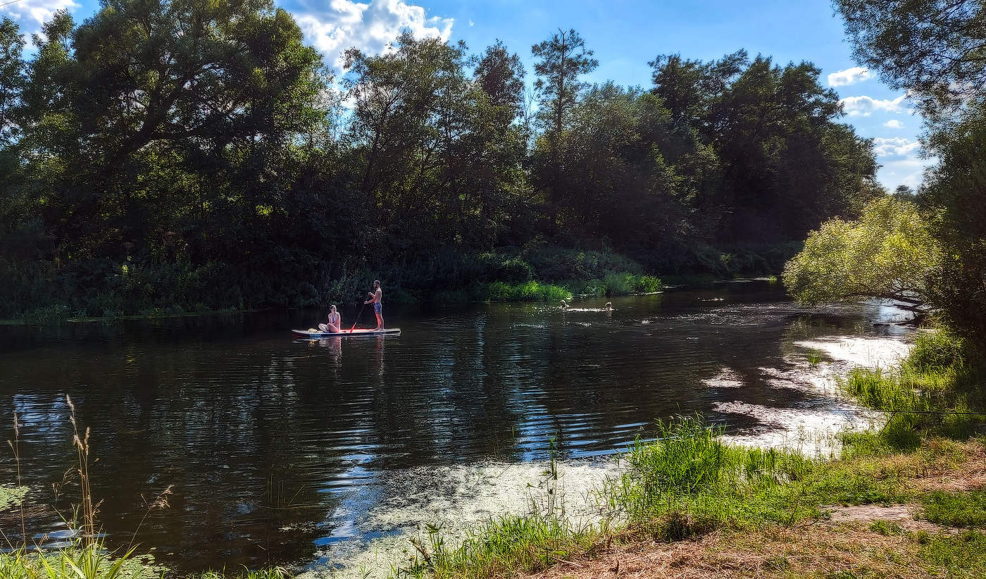 "Мы на лодочке катались, не гребли, а целовались..."
