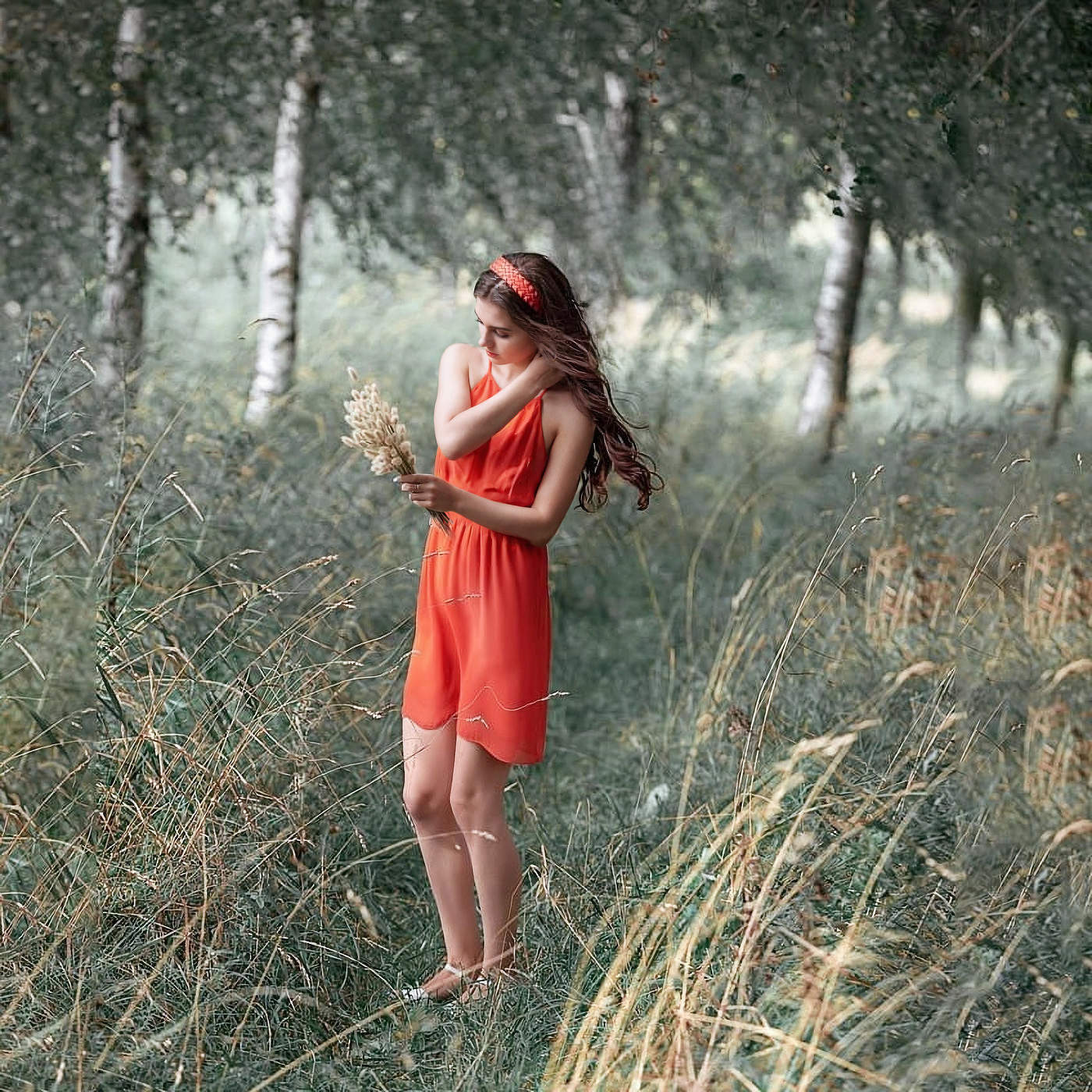 Девушка в красном.