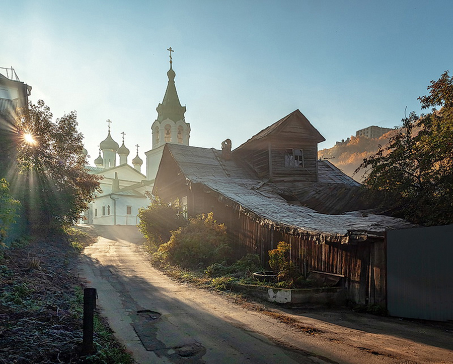 По туманным улицам.