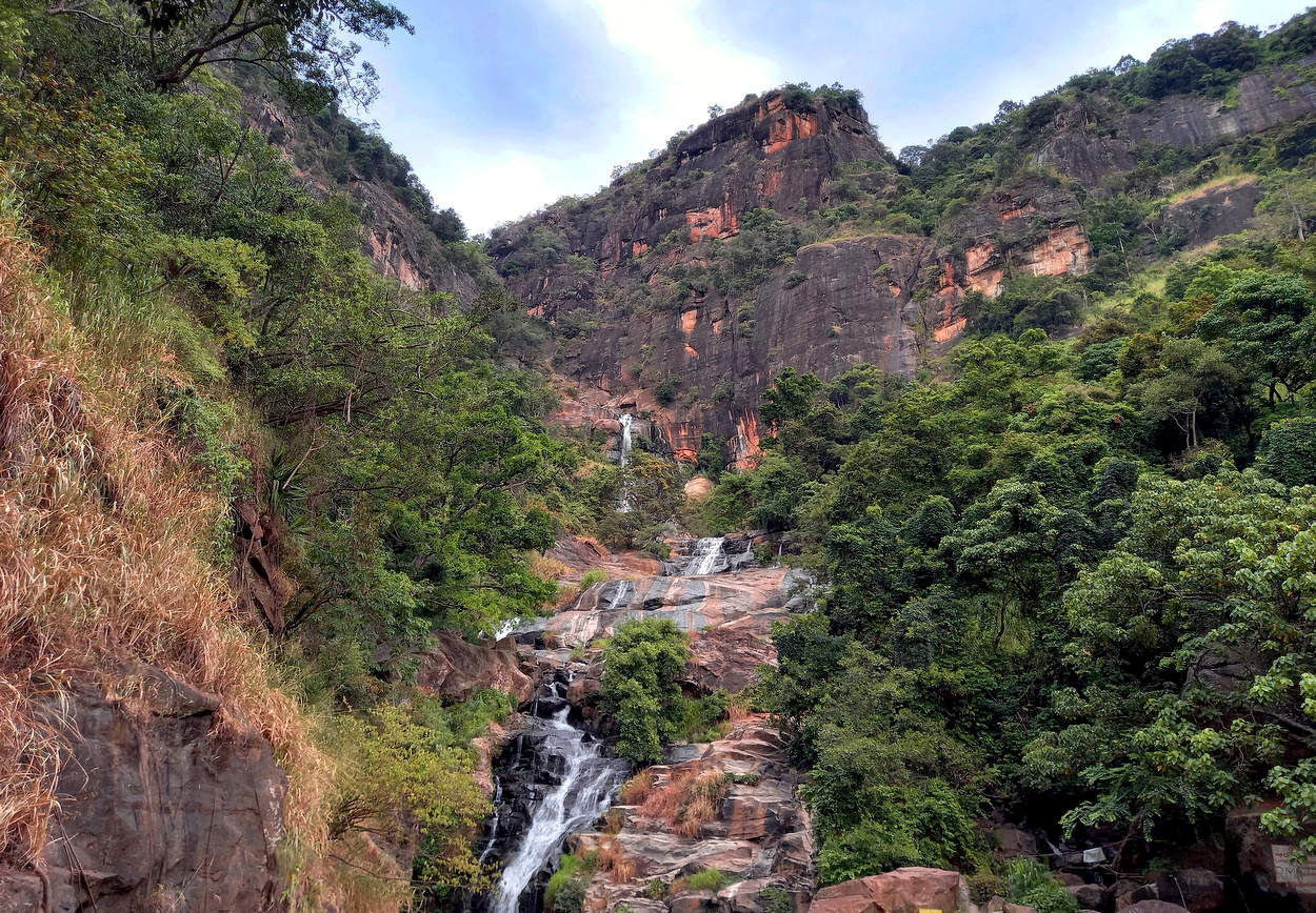 Водопад Равана в Шри Ланка