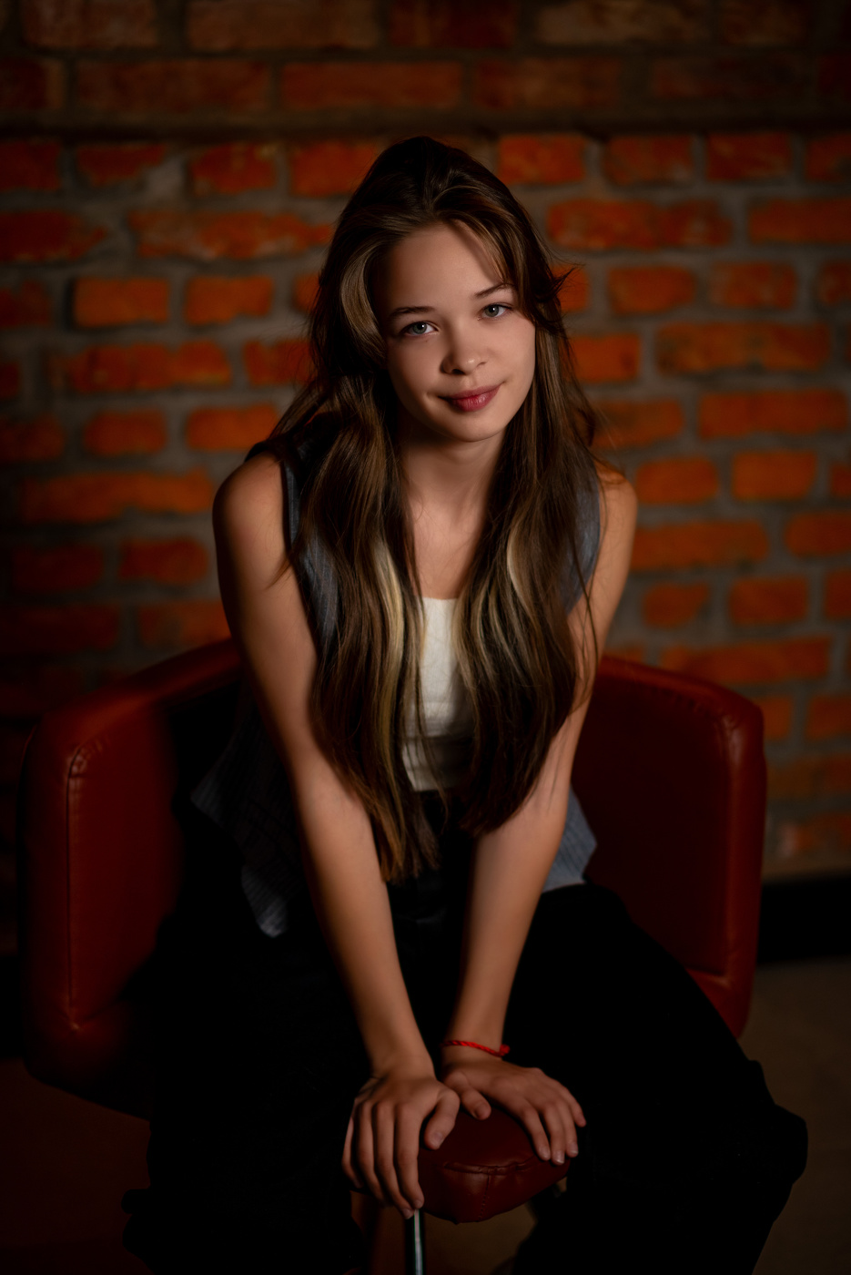 Портрет на фоне кирпичной стены