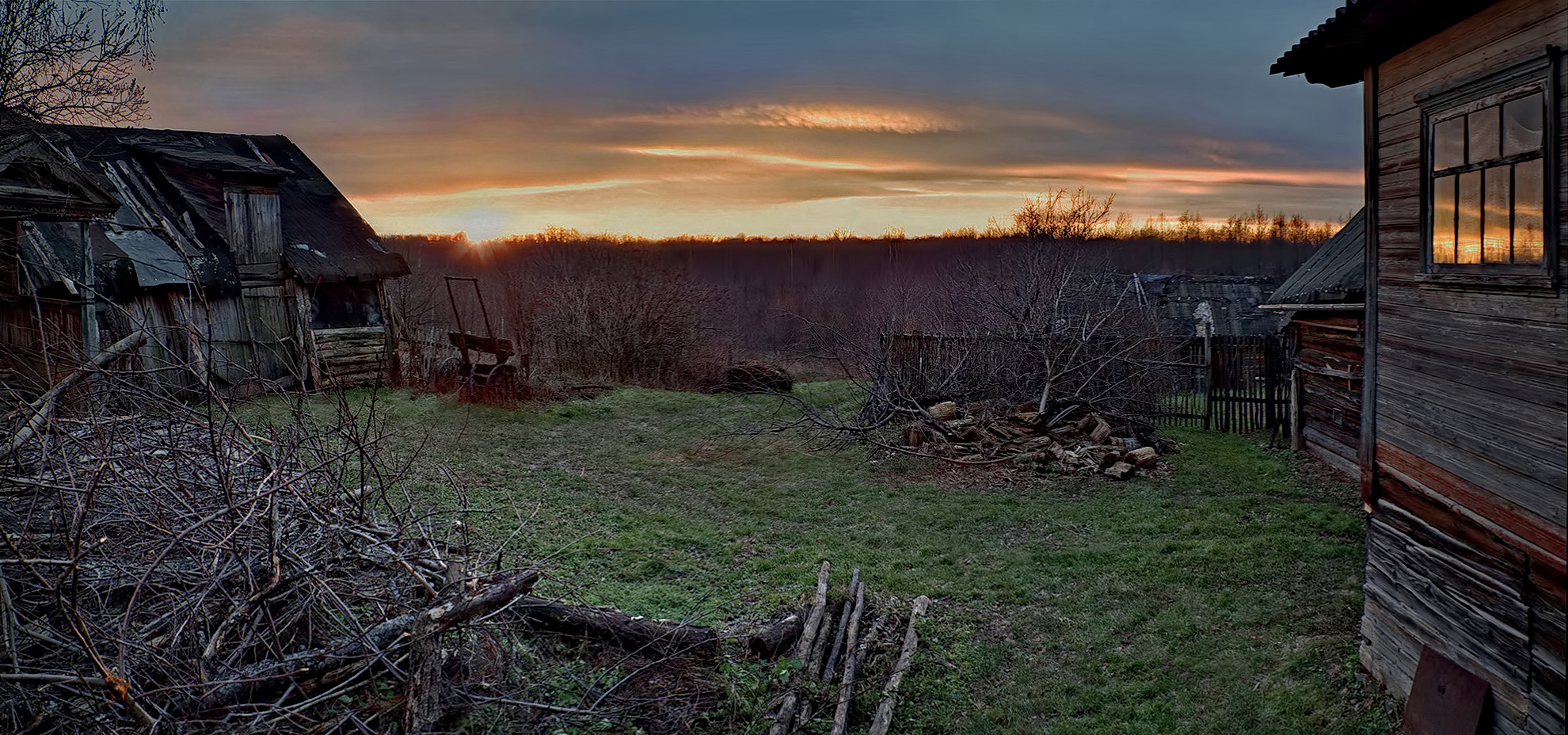 Закат на оконце.