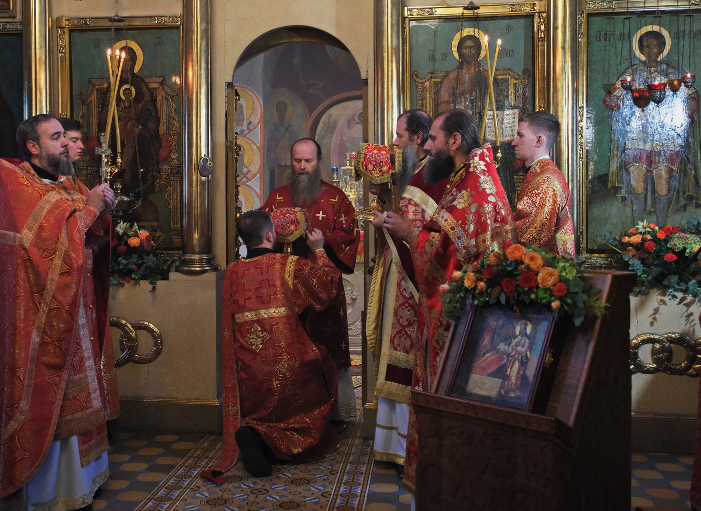 Монастырь. Праздничная служба.