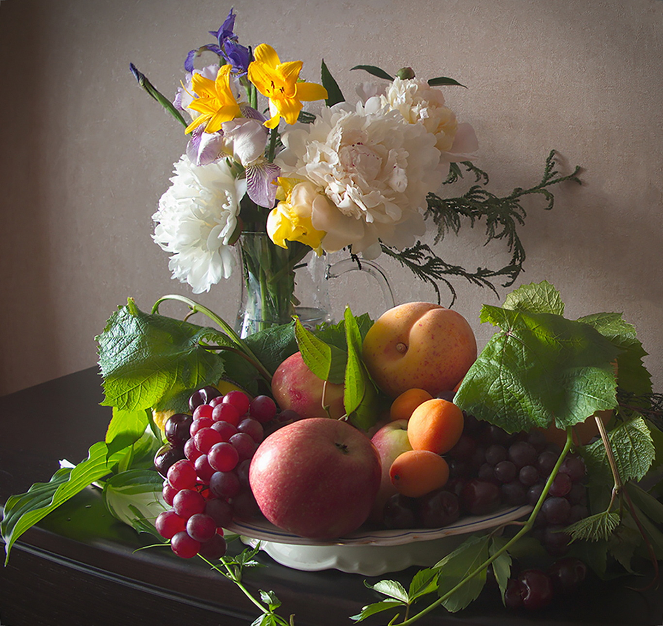 С цветами и фруктами