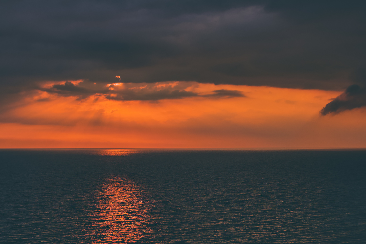 Меж темных туч прорвался Солнца луч