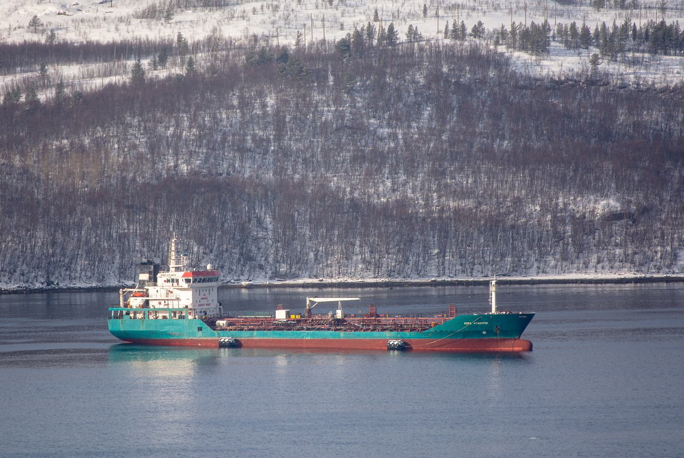 "Танкер возит жидкий груз."