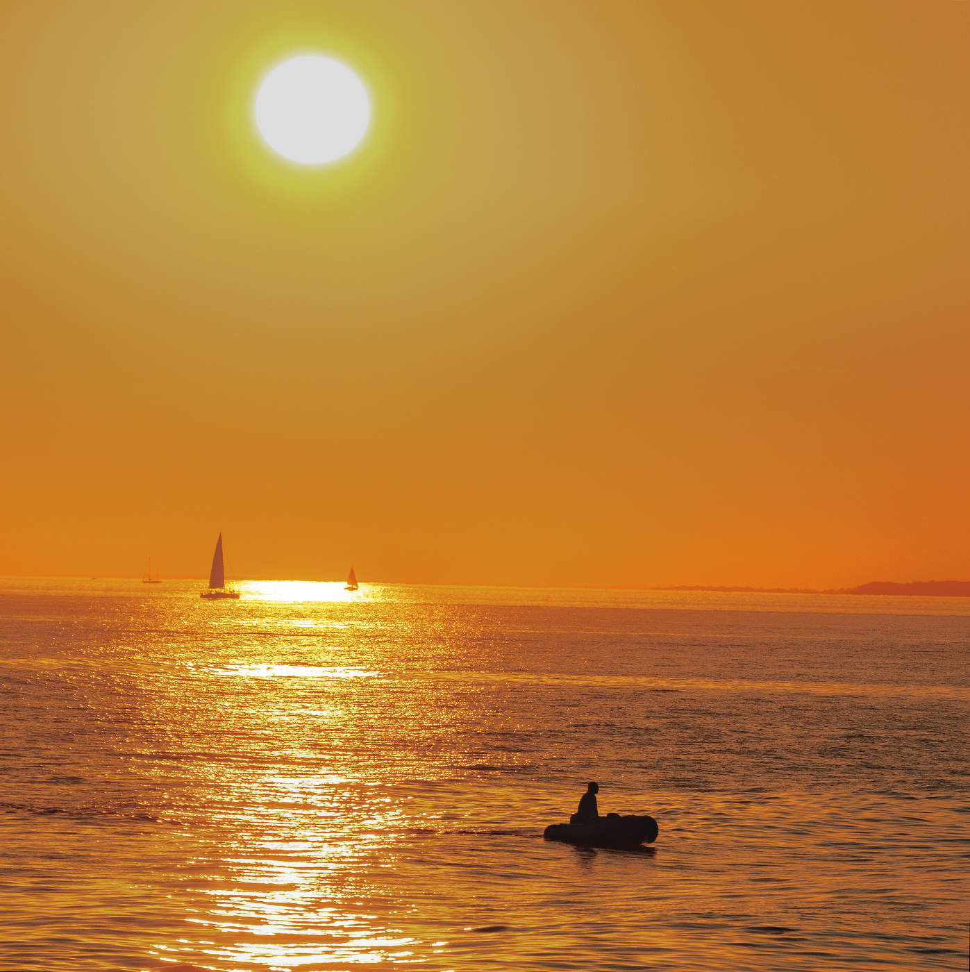 Морской пейзаж с солнцем и лодкой