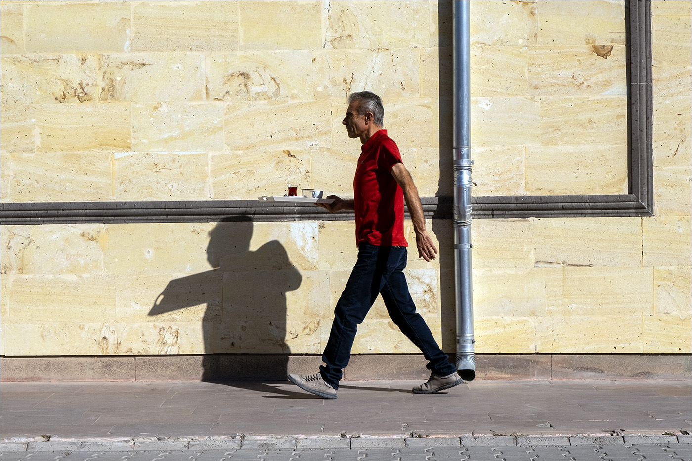 центральная композиция с чаем и водосточной