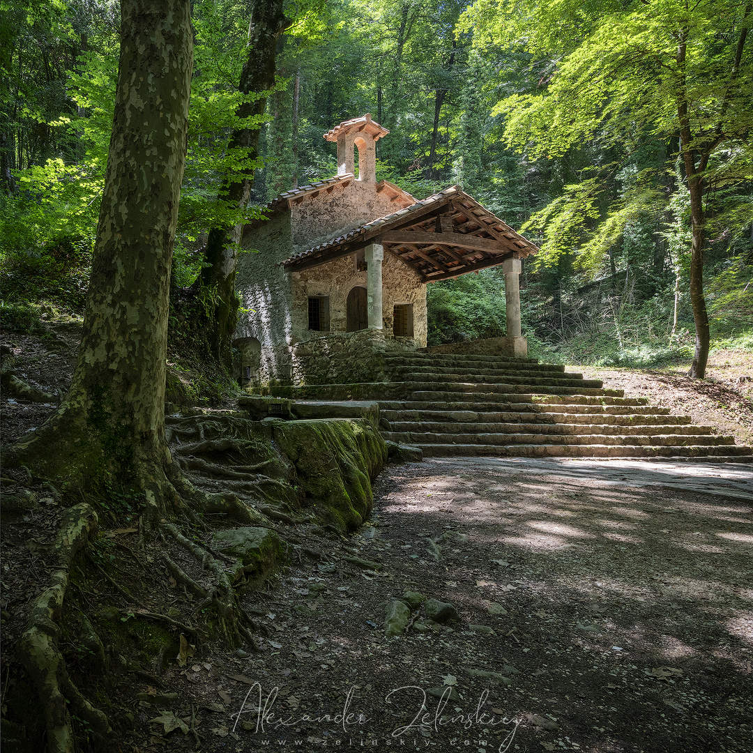 Часовня в глубине леса