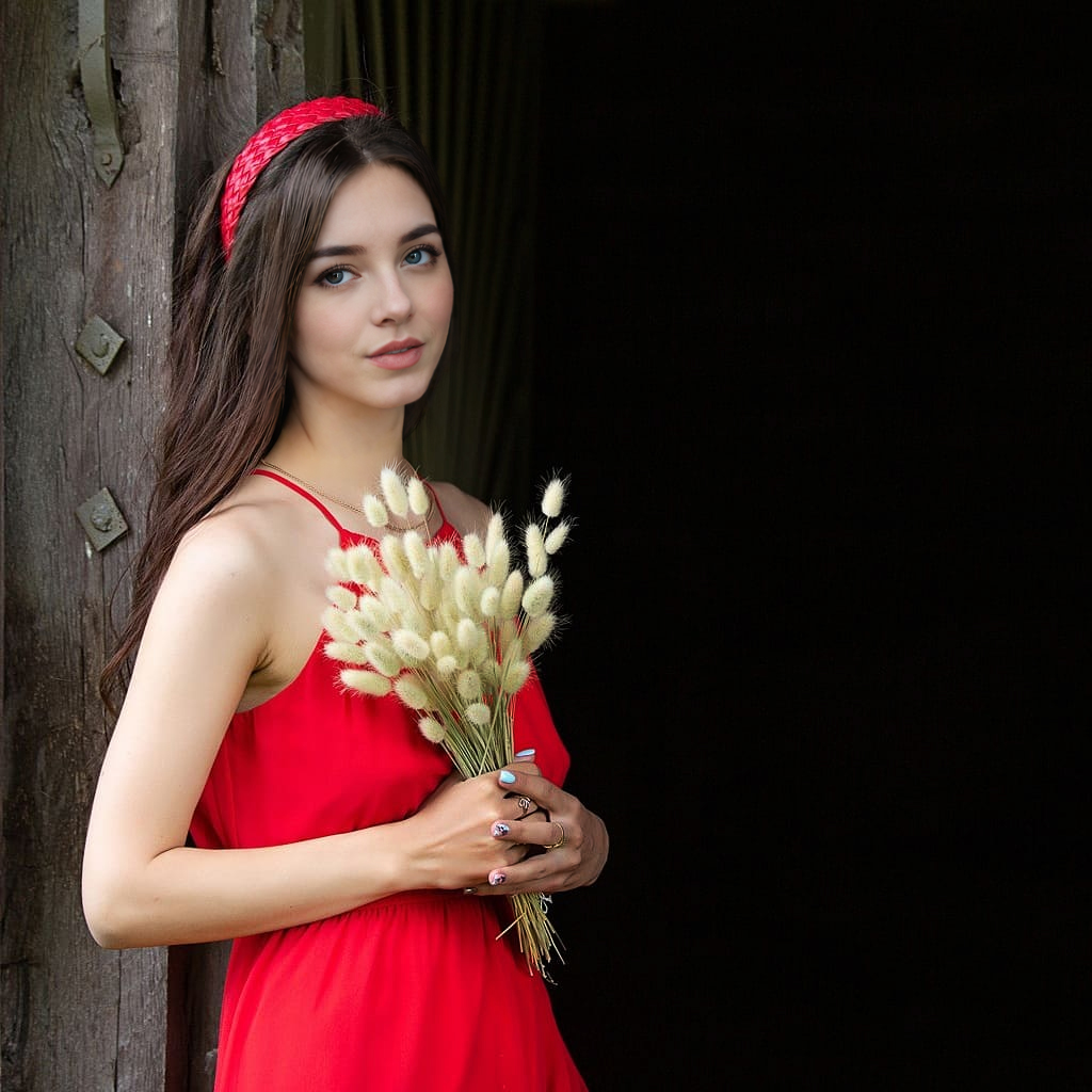 Девушка в красном