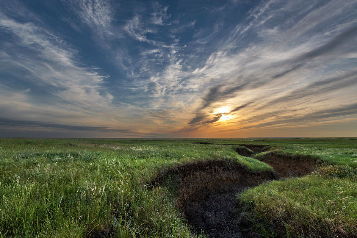 Солнце катится в овраг
