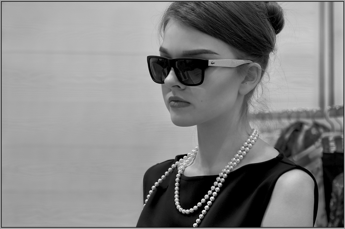 За витриной магазина.