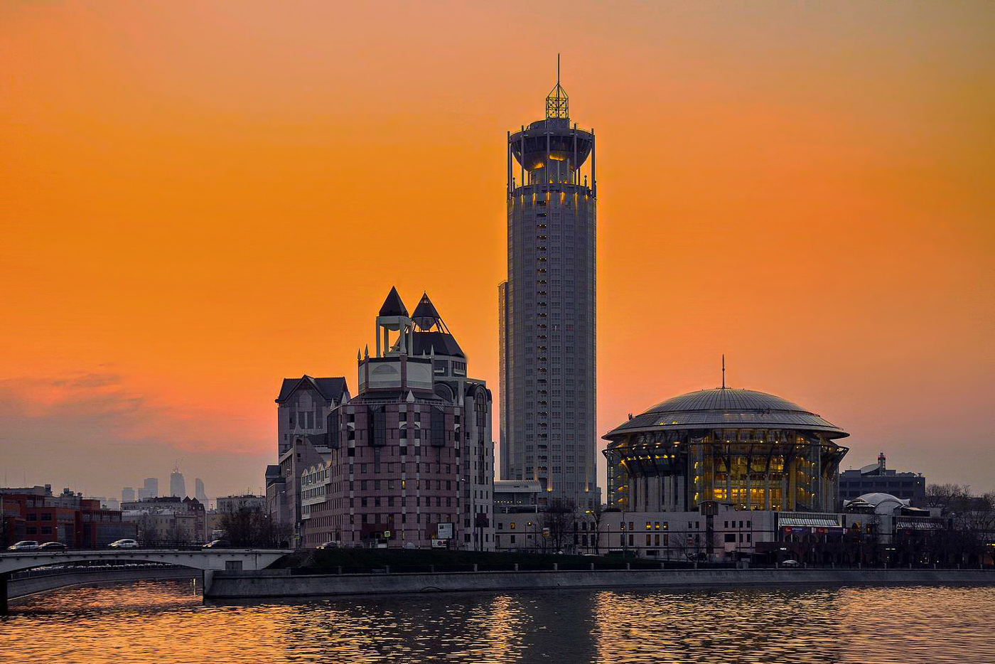 Комплекс Красные холмы на Космодамианской набережной (Московские набережные