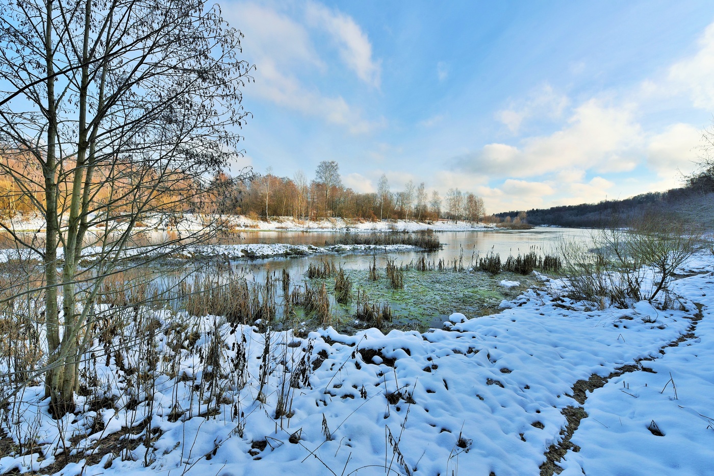 Тропинка вдоль реки ...