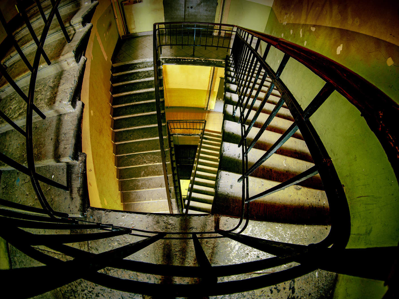 Треугольная спираль в интерьере