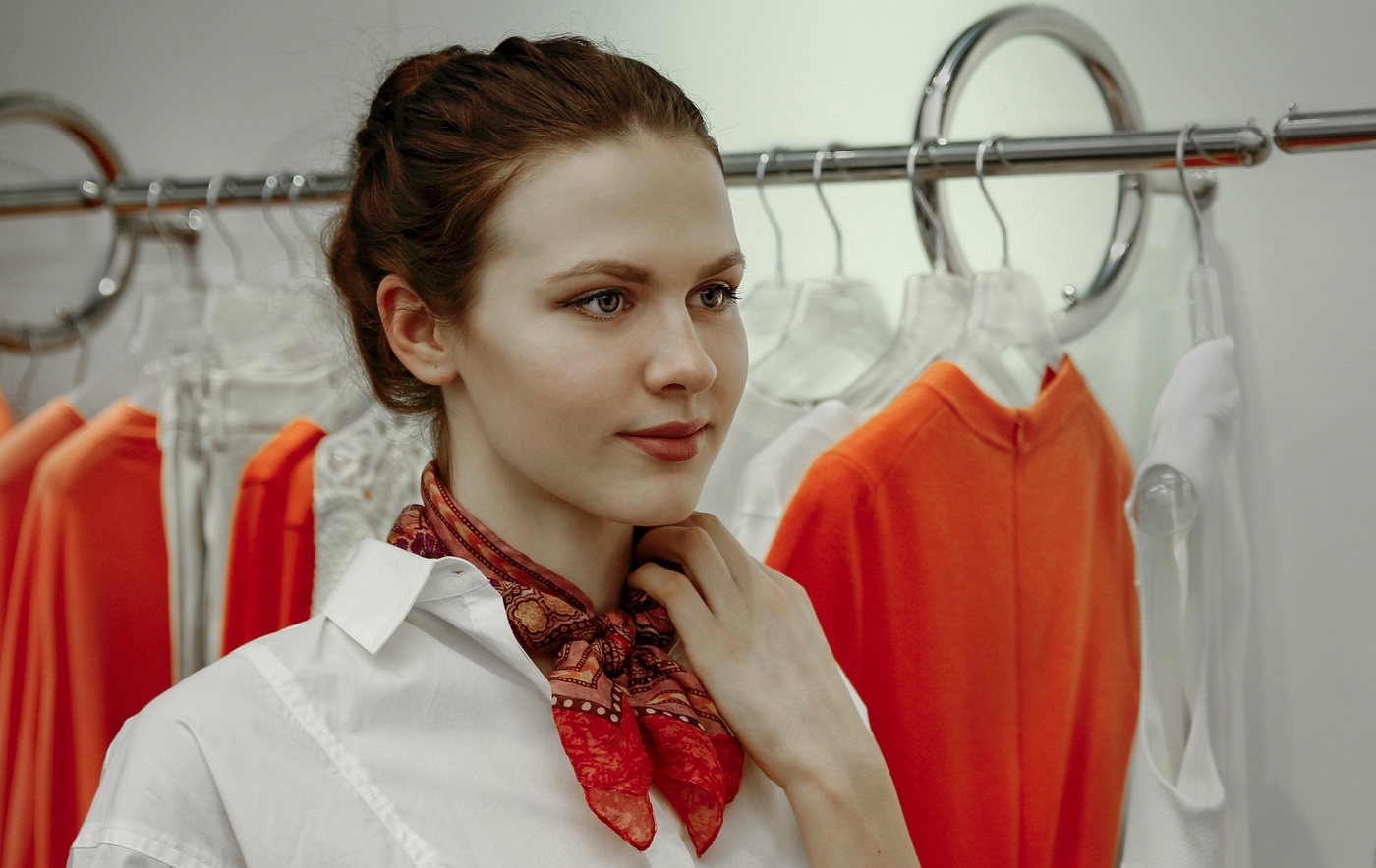 За витриной магазина.