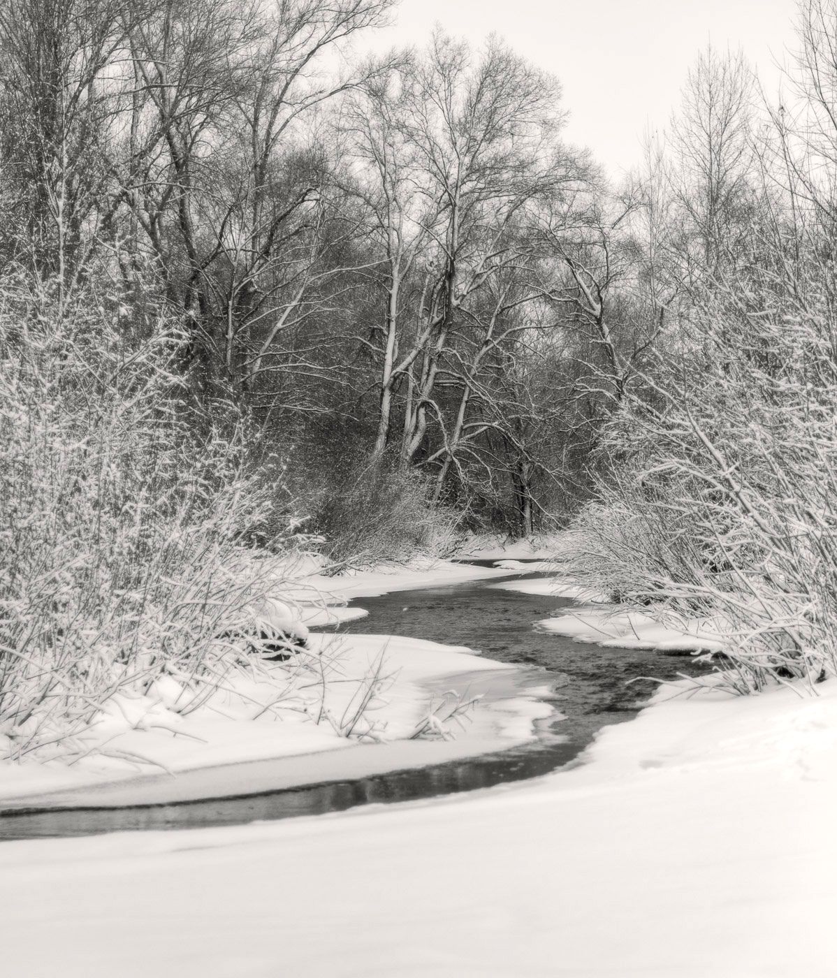 Струится задорная речка...