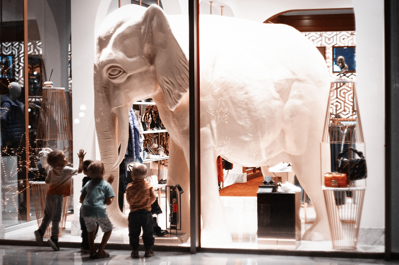 По улицам слона водили