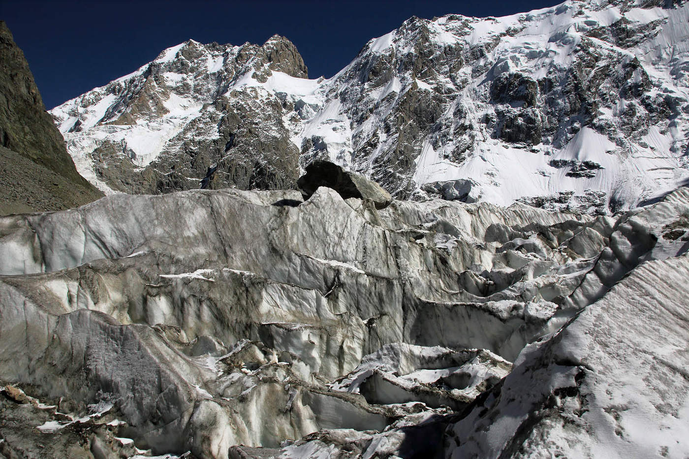 На леднике Кундюм-Мижирги