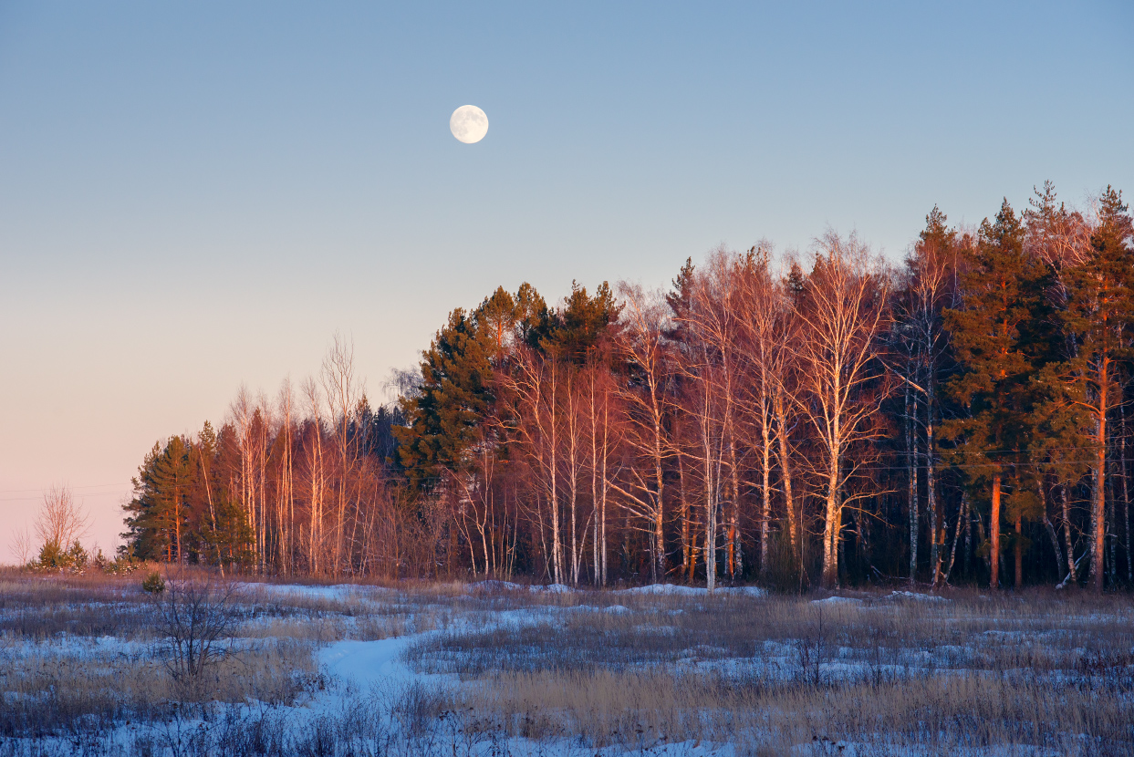 Восход луны на закате дня.