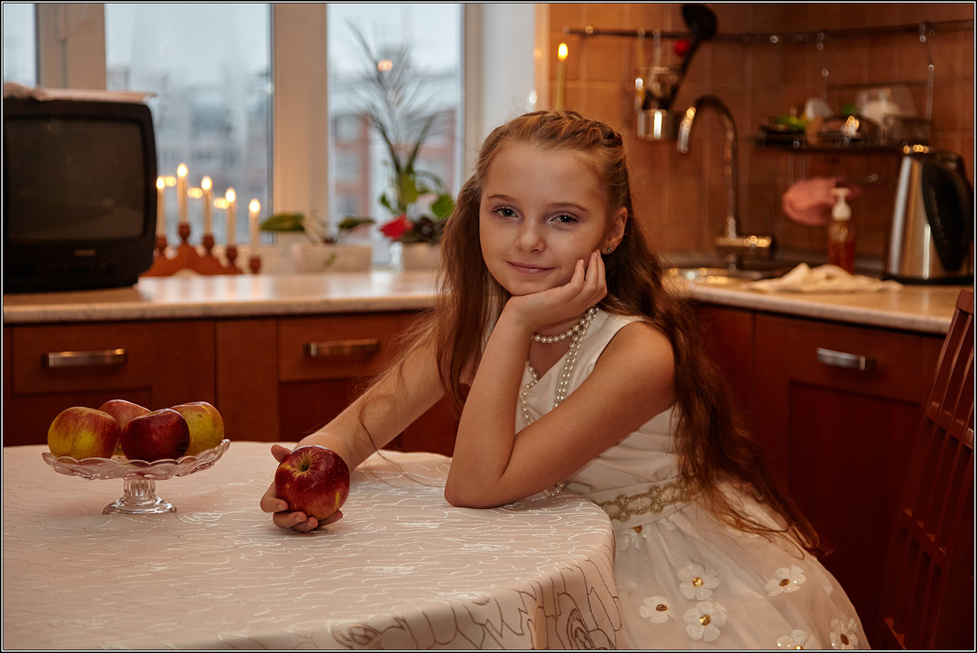 Девочка с яблоками.