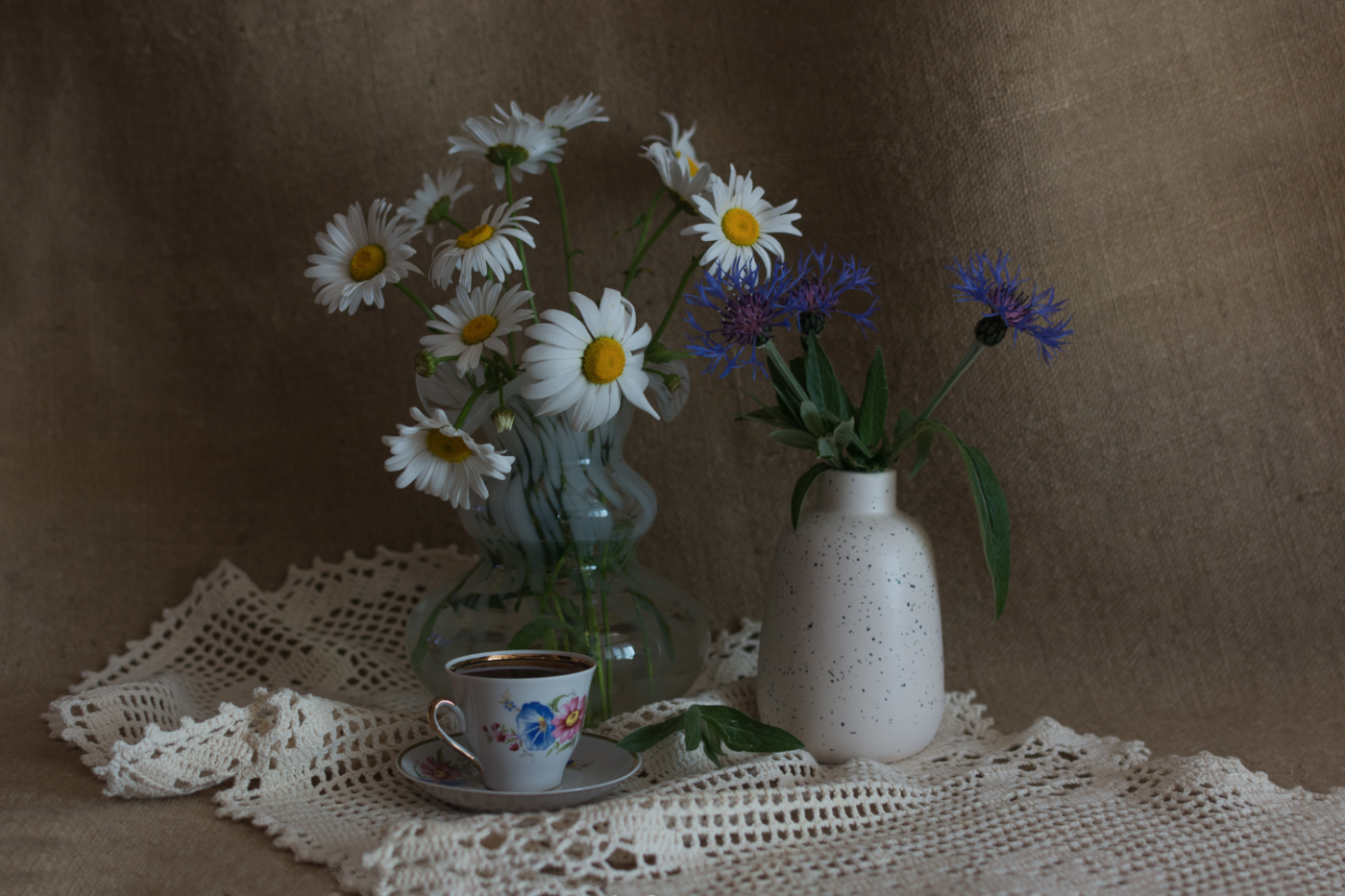 Кофе с ромашками и васильками.