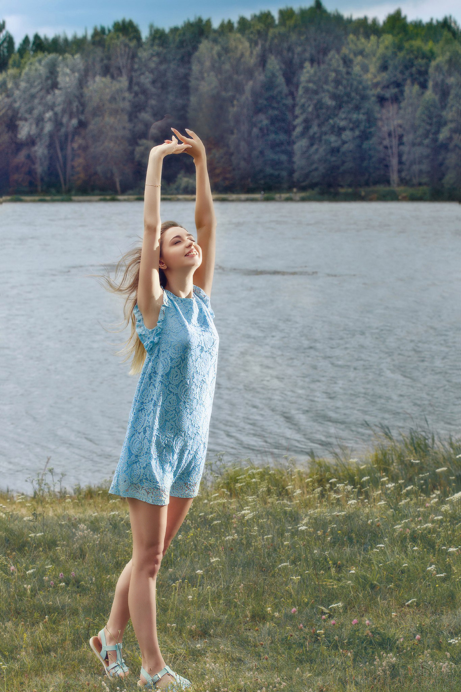 Девушка в голубом платье.