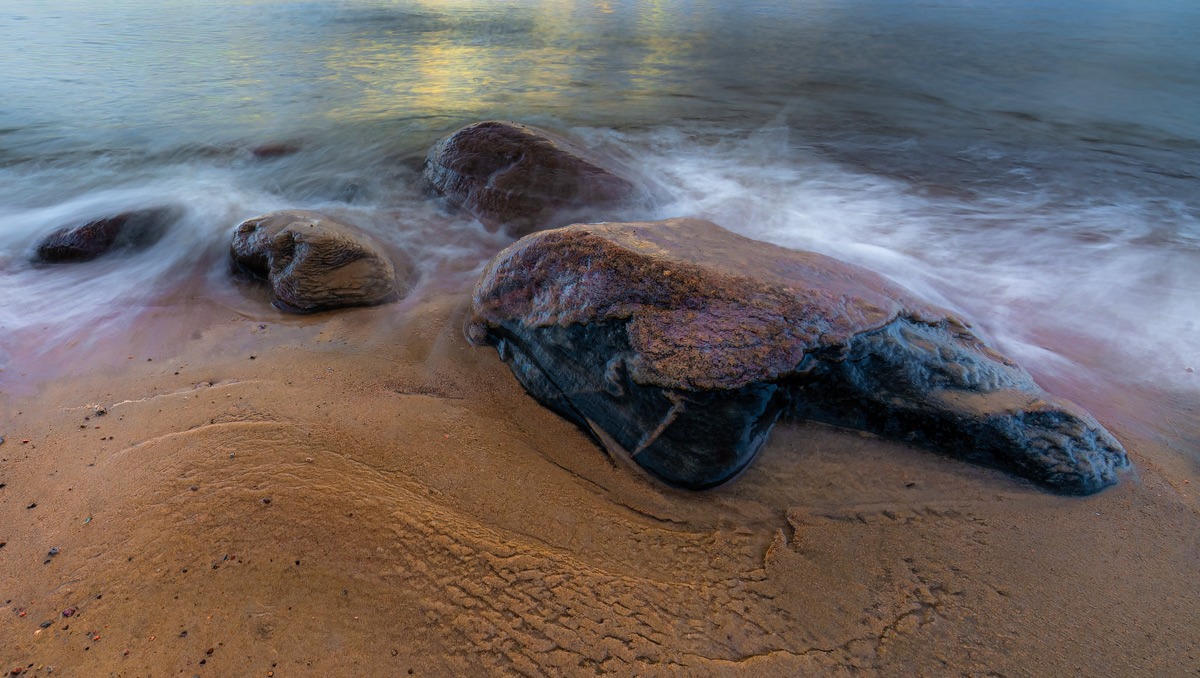 У берега камни купались...