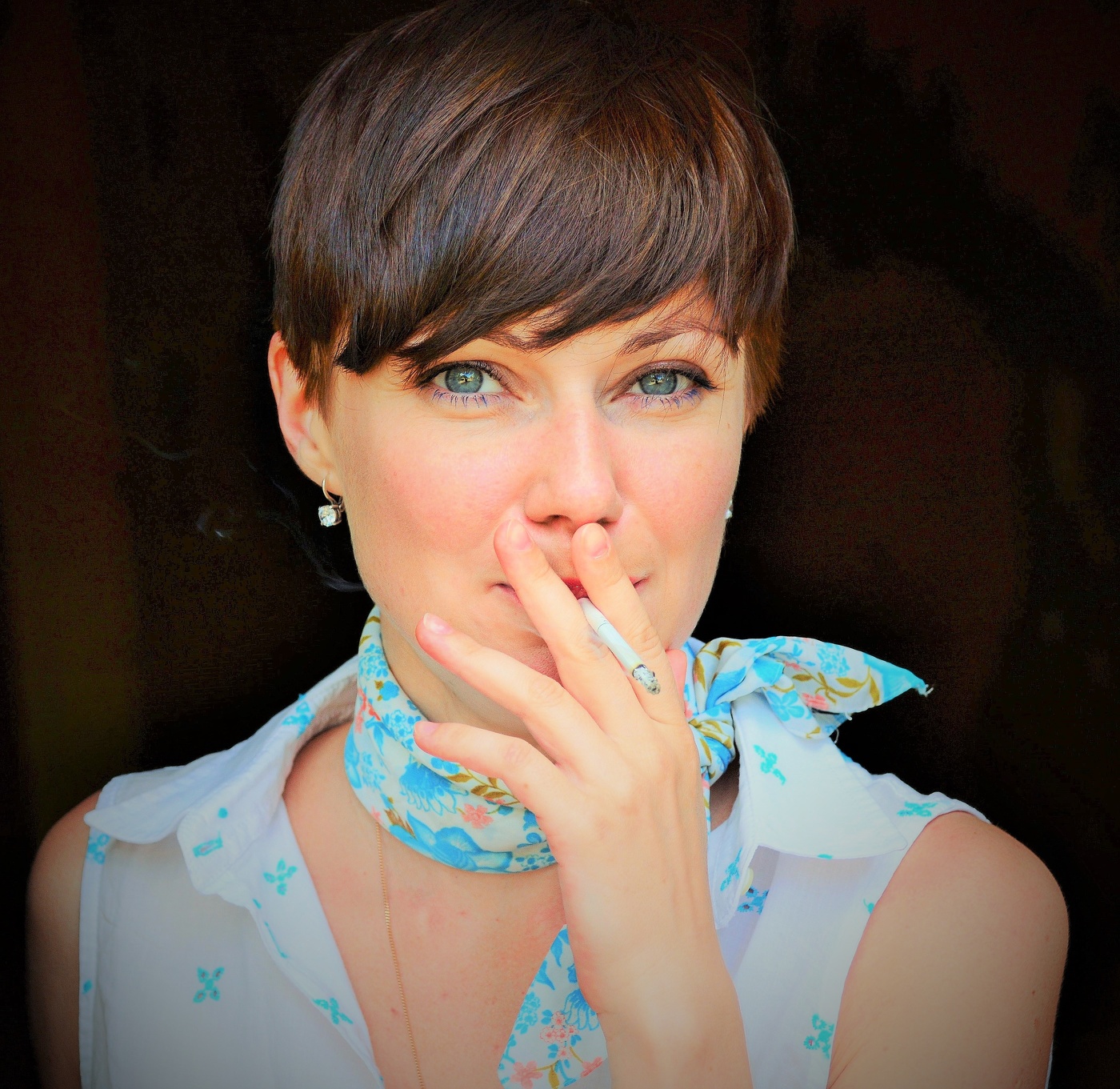 "Она молча закурила сигарету ..."