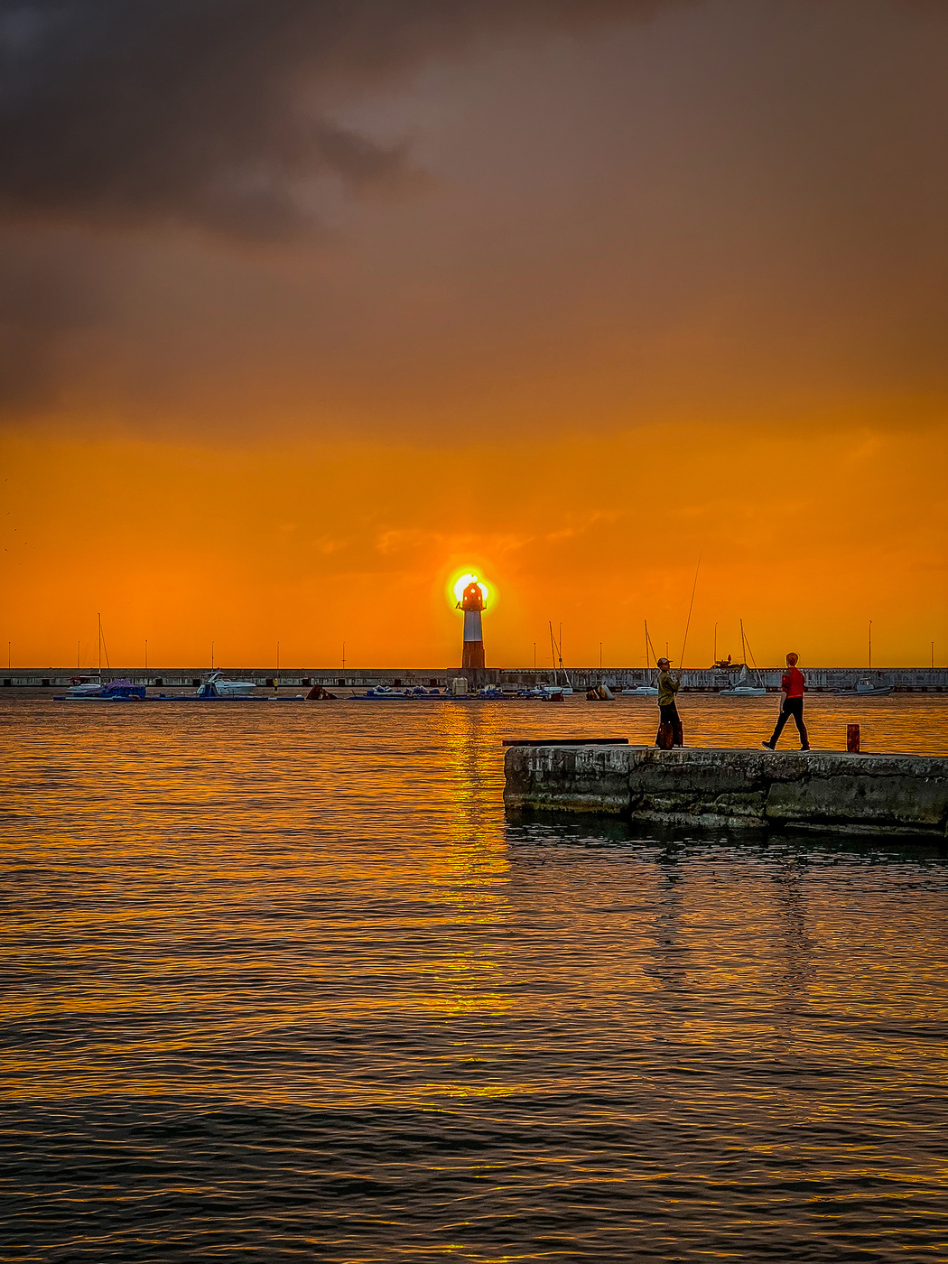 Молодые рыбаки на закате