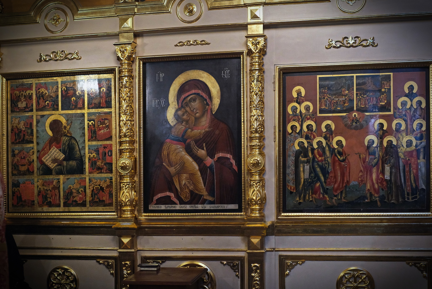 Монастырь. Праздничная служба.