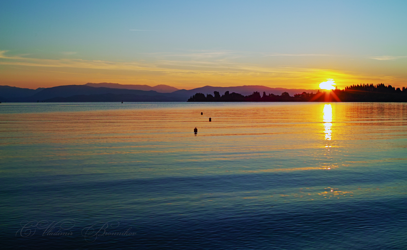 Яркий рассвет у тёплого моря