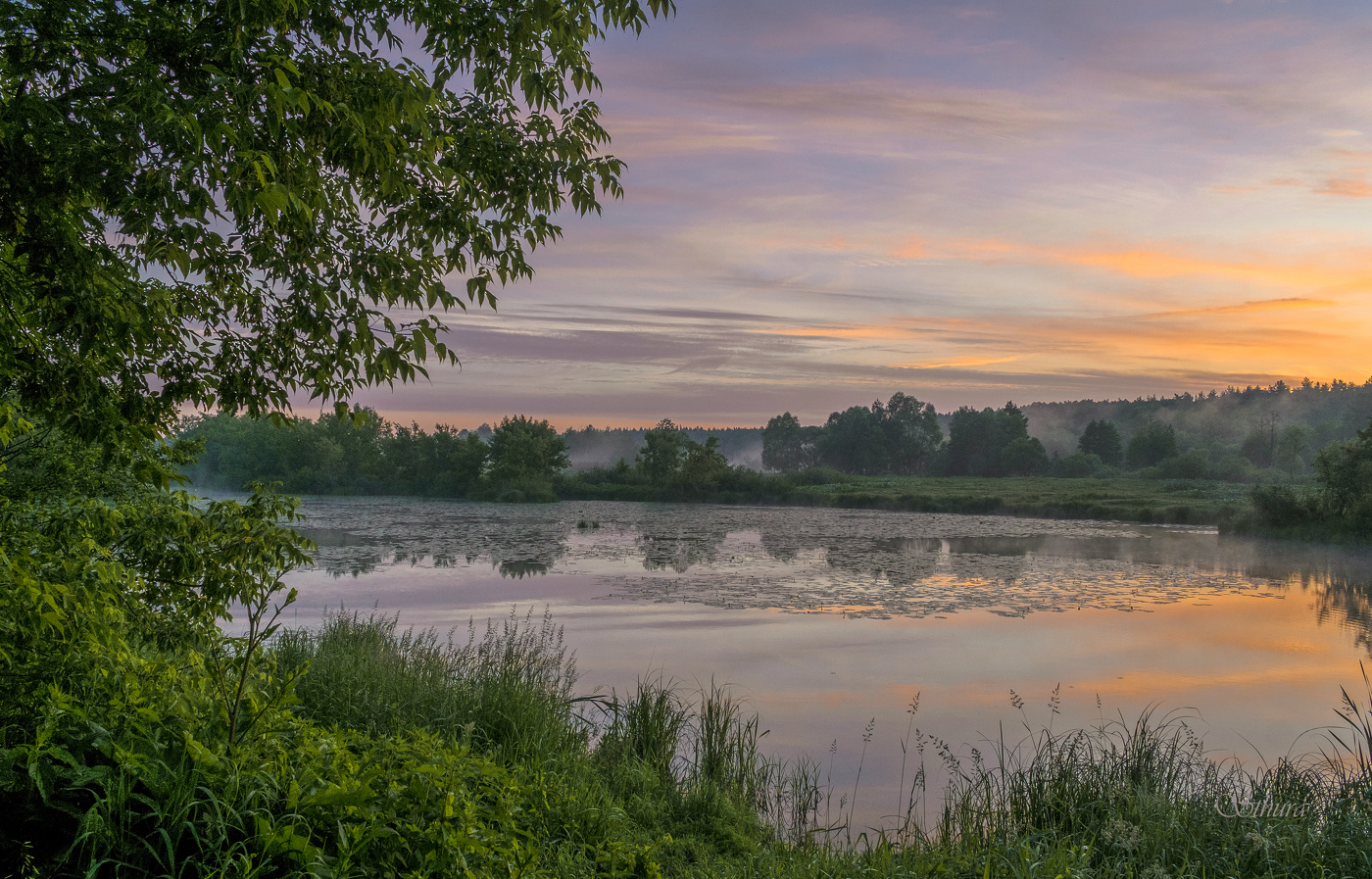 На рассвете.