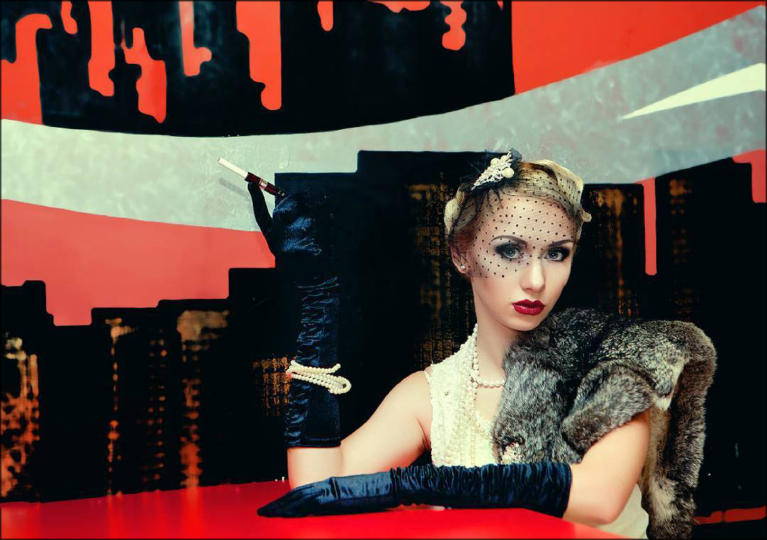 Дама за столиком в кафе...