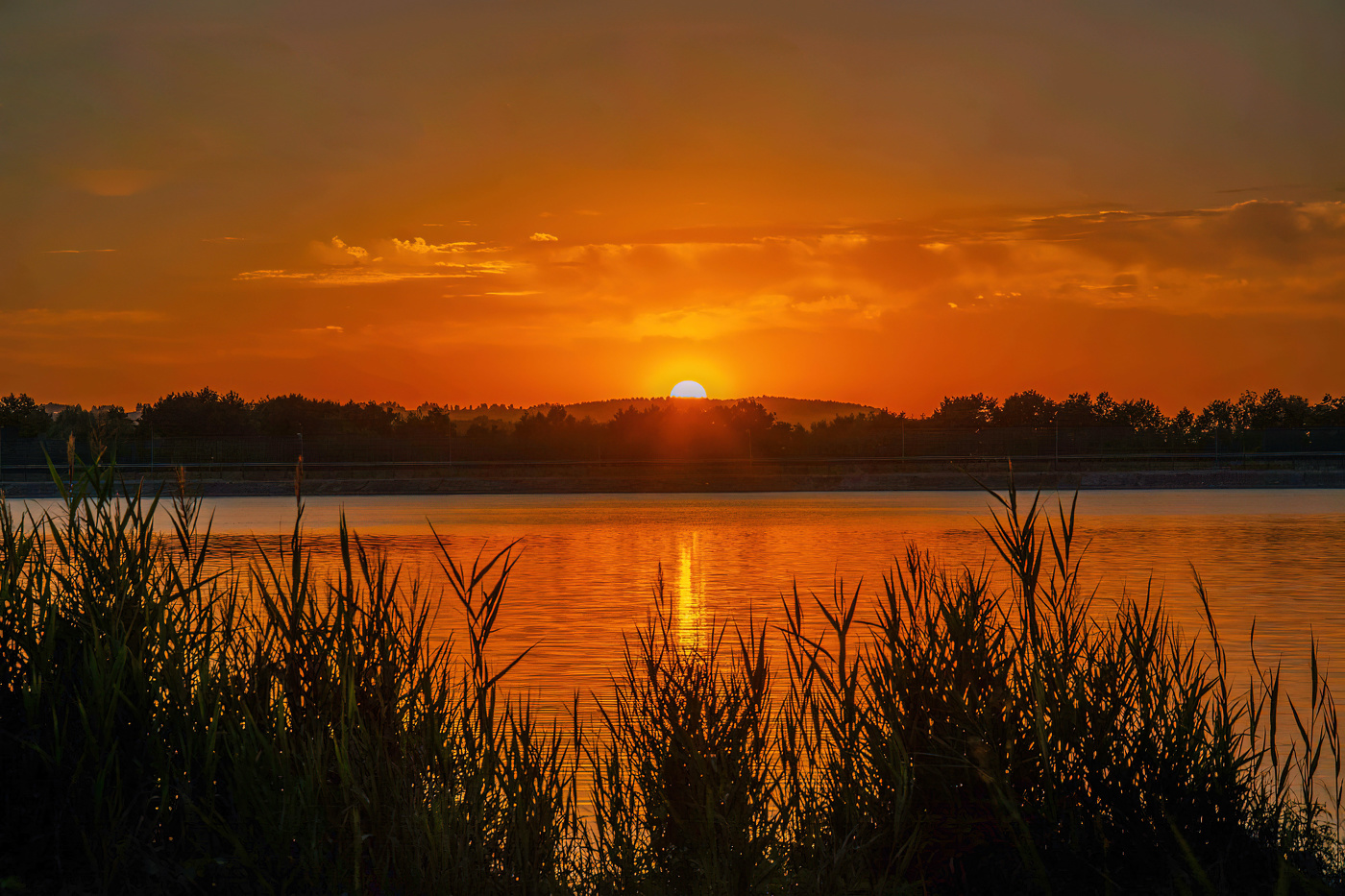 Уходит день.