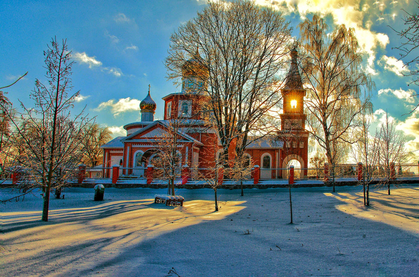 Церковь в закате.
