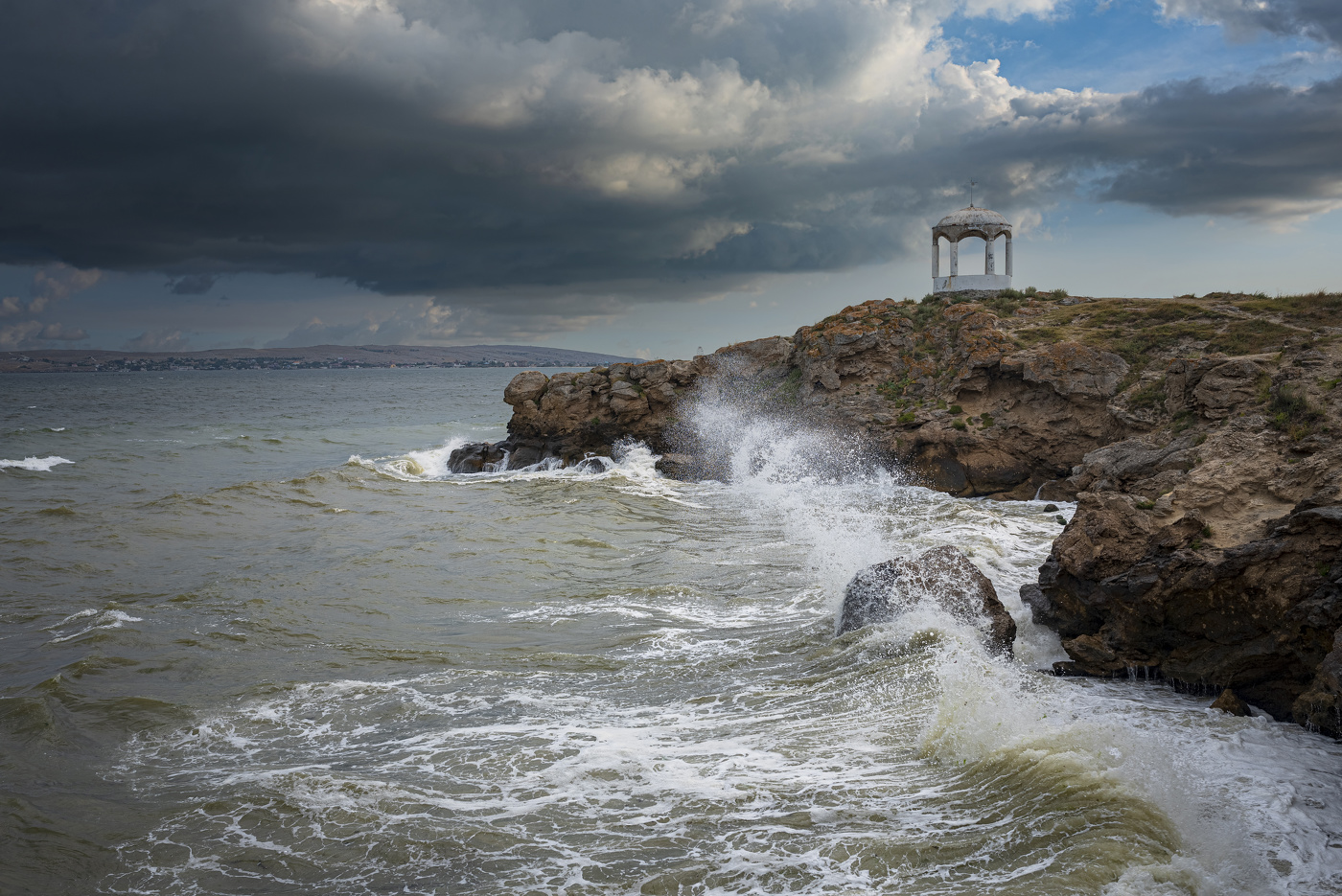 Море волнуется