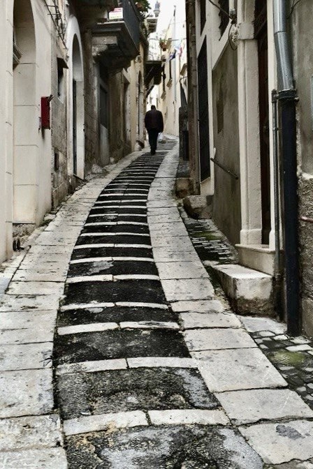 Шёл прохожий по роялю