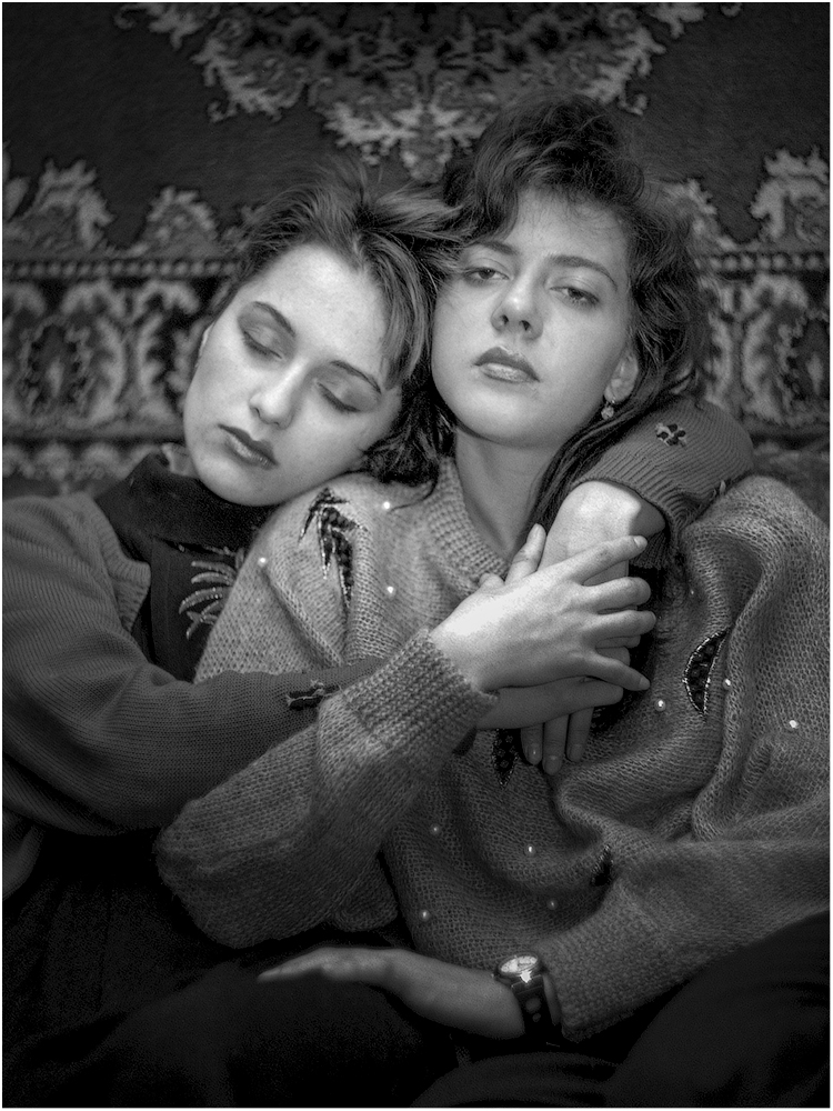 Портрет на двоих на фоне ковра