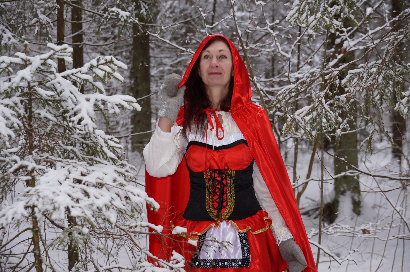 Красная Шапочка в зимнем лесу