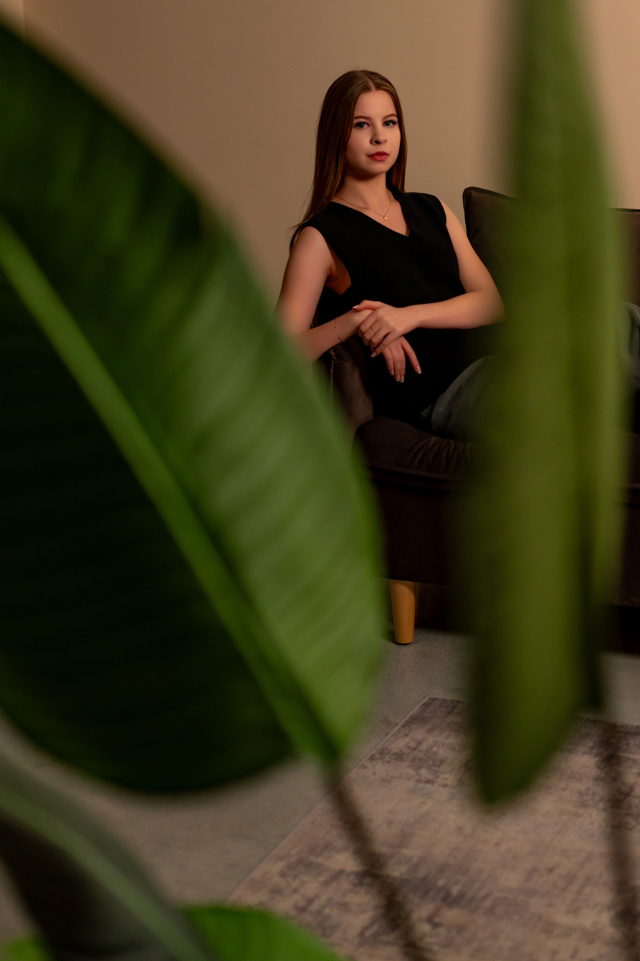 Сквозь зелёные листья