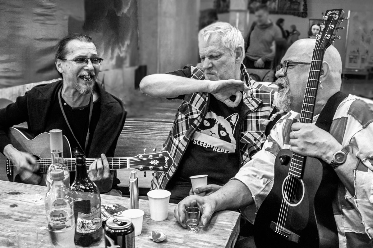 - Шумел камыш, деревья гнулись...