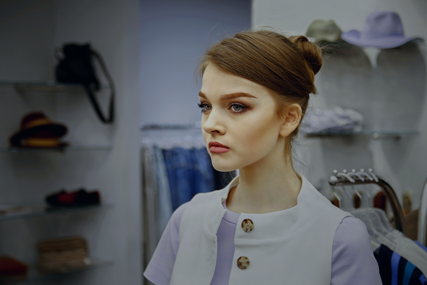 За витриной магазина.