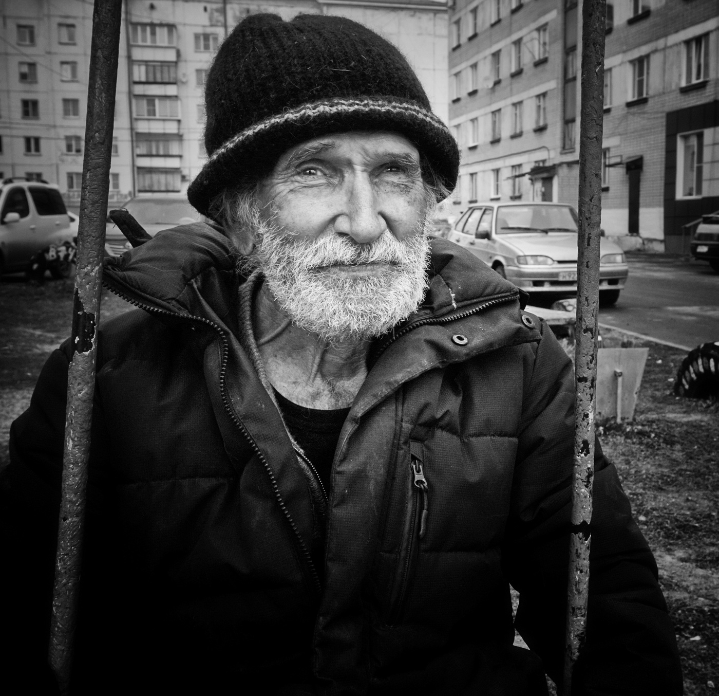 Деда Коля нынче весел